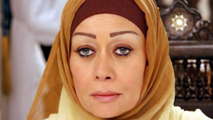 شاهدوا :  بعد ارتداؤه لسنوات... هالة فاخر تخلع الحجاب!