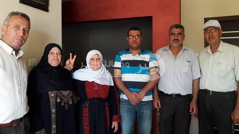 بالصور: جمعية "حسام" تطمئن على صحة والدة عميد الأسرى ضياء الأغا