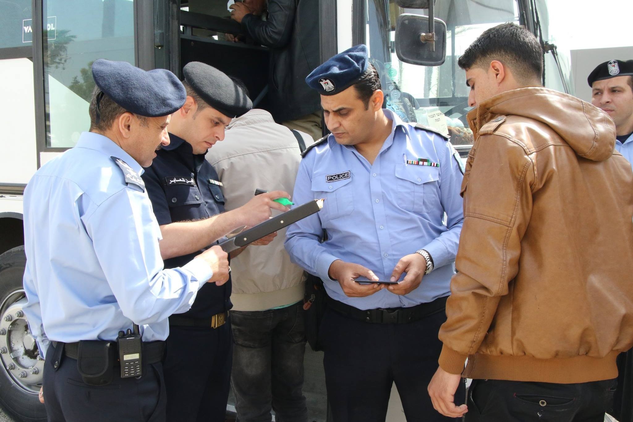 محدث بالصور: فتح معبر رفح ومغادرة 7 حافلات للجانب المصري 