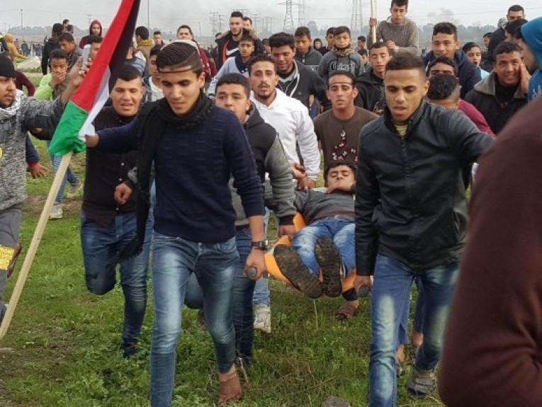 "بتسليم": إسرائيل تخالف القانون بإطلاقها النار على العزَّل