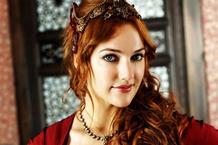 بالصورة : مريم أوزرلي تصدم المتابعين بشكلها قبل الشهرة... وتحول كبير!