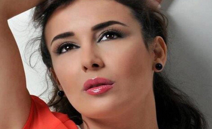 بالفيديو : عراكٌ بين كندا حنا وورد الخال.. والأخيرة تتلقى إصابة برأسها!