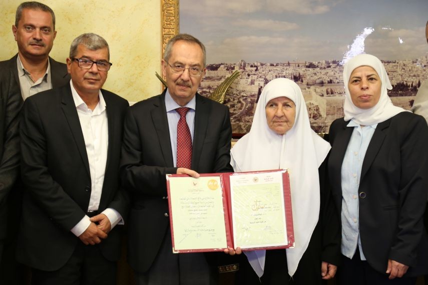 حفل خاص لمنح أسير شهادة البكالوريوس 