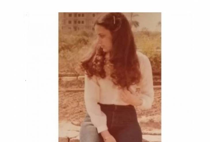 بالصورة : خمّنوا هذه الحسناء والدة أي نجمة فاتنة..!