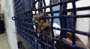 الاحتلال يمنع عائلة أسير من زيارته لسنوات