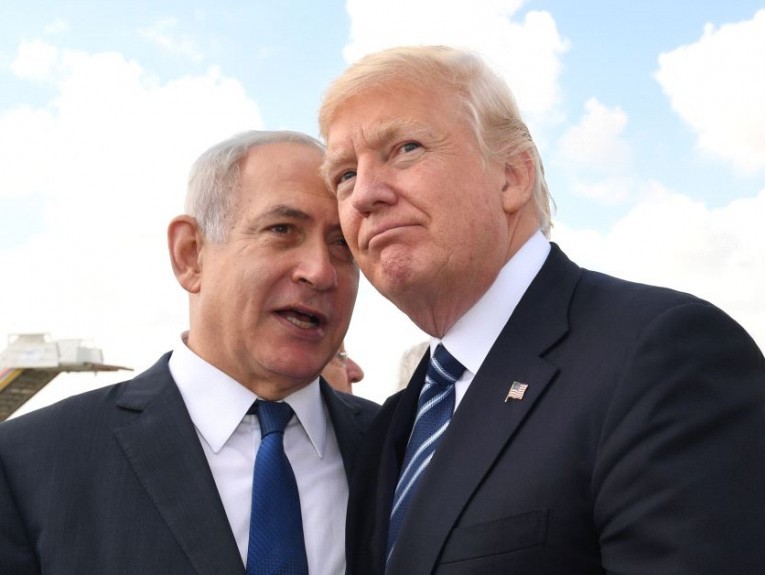 صحيفة أمريكية تكشف دور نتنياهو وترمب في خلق فجوة بين دول الخليج والفلسطينيين