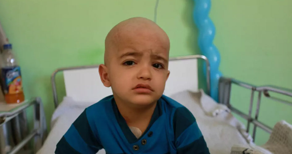 الاحتلال يحرم أم من غزة مرافقة طفلها المريض بالسرطان
