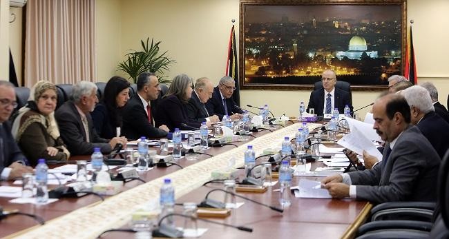 مجلس الوزراء يؤكد جاهزية الحكومة لتسلم الوزارات والدوائر الحكومية بغزة