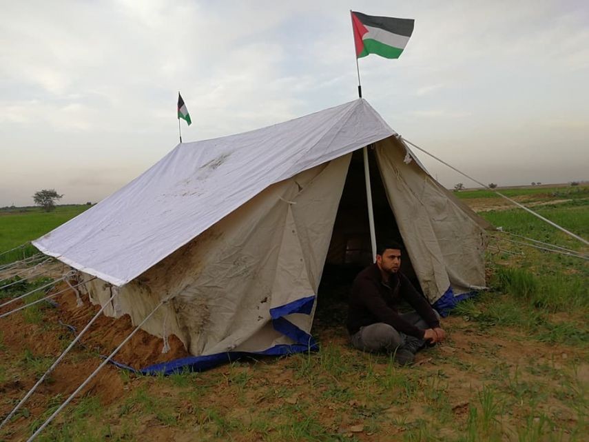 بالصور: مواطن فلسطيني ينصبُ خيمة العودة شرق خانيونس
