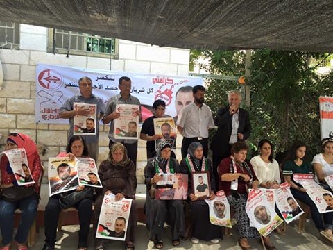 وقفة تضامنية مع الأسرى أمام مقر الصليب الأحمر في رام الله