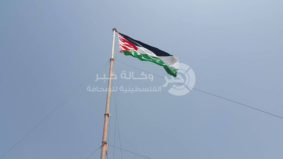 بالصور: رفع علم فلسطين على أطول سارية في مخيمات العودة شرق رفح