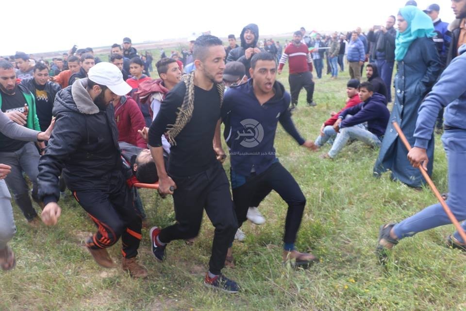 الطواقم الطبية تُنقذ 4 شبان أصيبوا بالإغماء قرب السياج شرق خانيونس