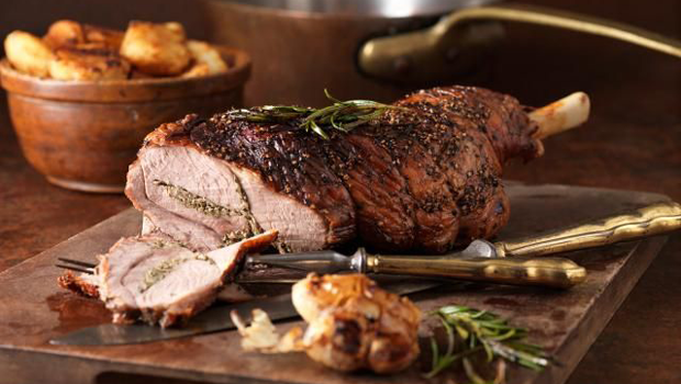  بالفيديو : فخذة الخروف المشوي