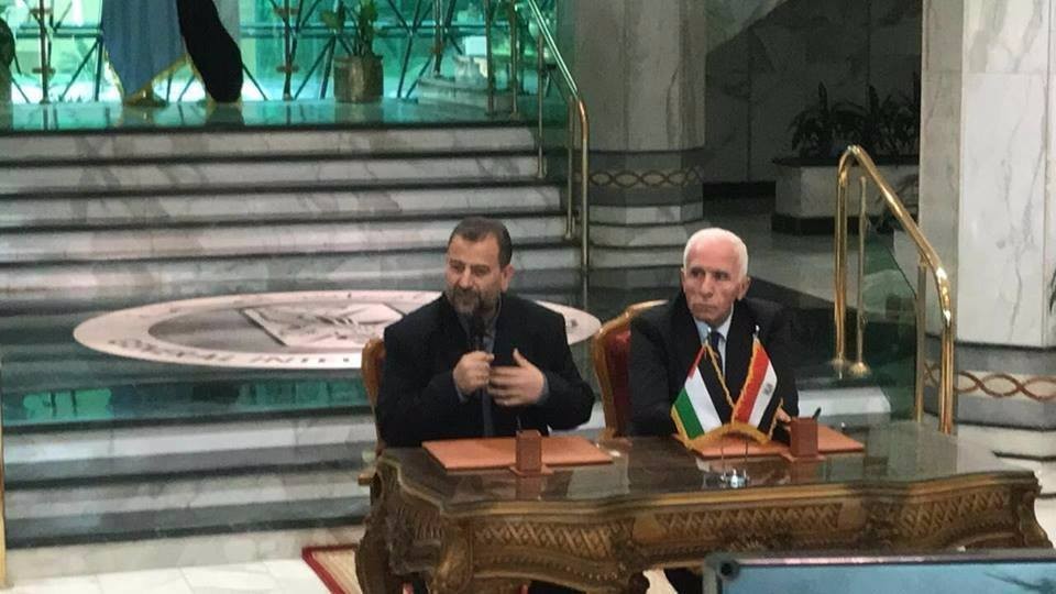لحظة توقيع حركتي "فتح" و"حماس" على اتفاق المصالحة بالقاهرة