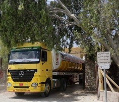 دخول "65" شاحنة من البضائع المصرية إلى غزة عبر بوابة صلاح الدين