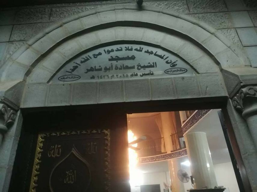 مستوطنون متطرفون يضرمون النار في مسجد جنوب نابلس