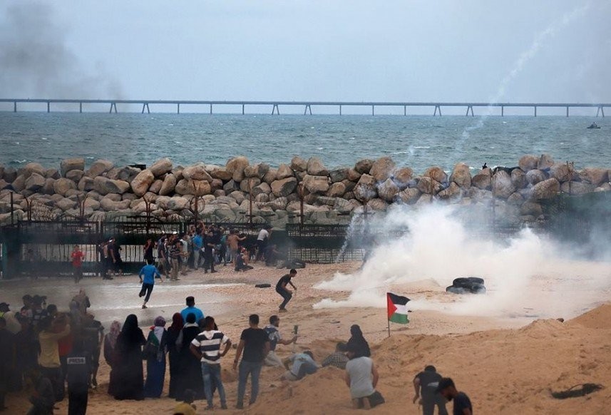إصابة 14 مواطناً خلال قمع الاحتلال المسير البحري شمال القطاع