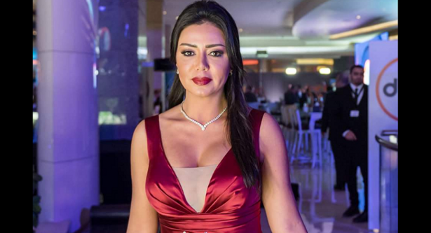 رانيا يوسف تكشف عن المكان الذي اشترت منه فستانها المثير