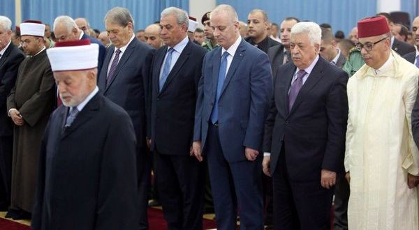 الرئيس يؤدي صلاة العيد في مسجد التشريفات برام الله