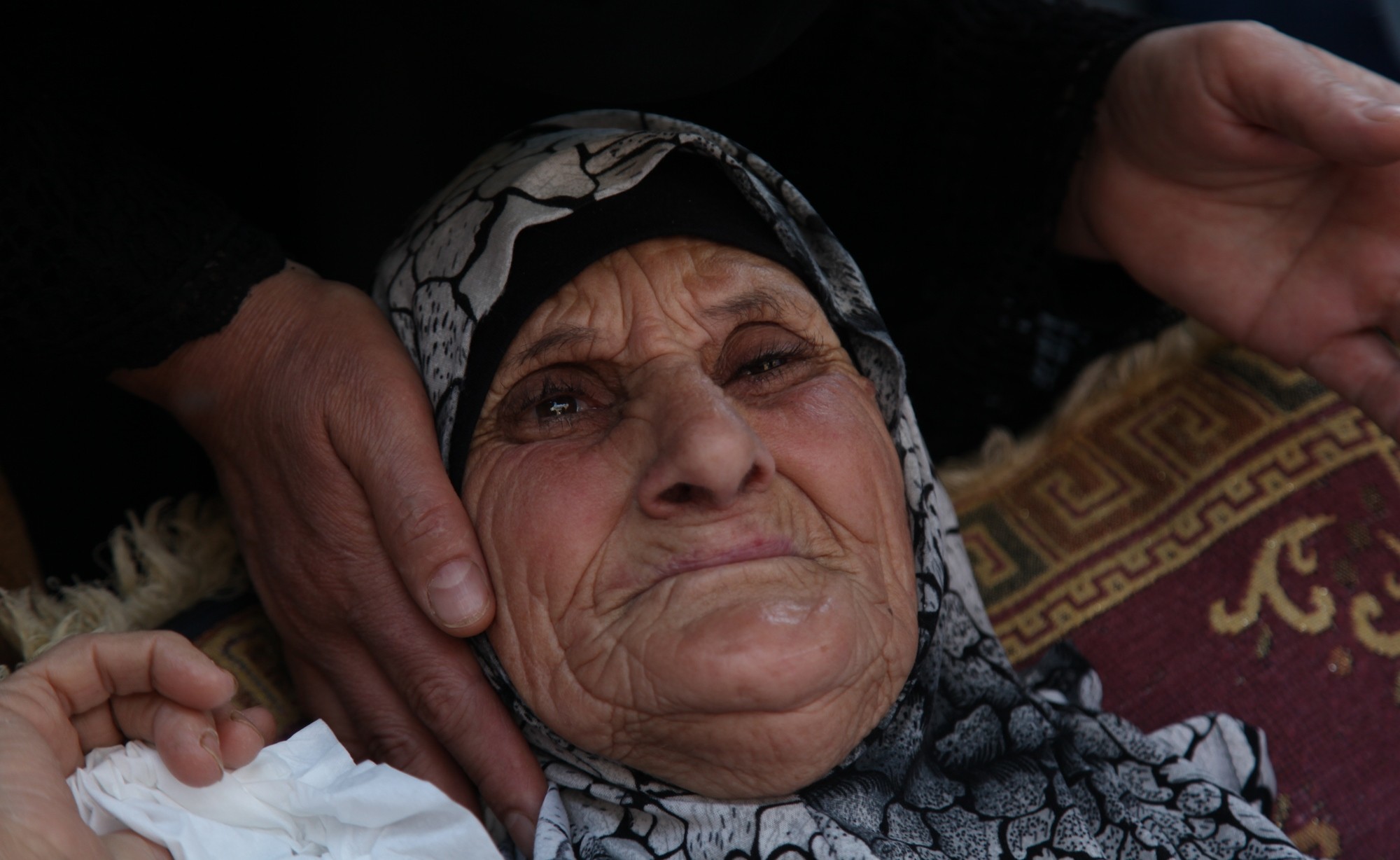 بالصور: رغم كبر سنها.. والدة الأسير عثمان يونس تواصل إضرابها المفتوح عن الطعام