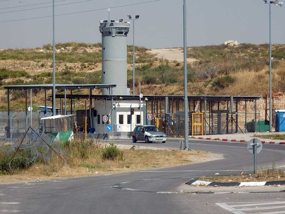 إغلاق قرية بيت إكسا شمال غرب القدس لغير ساكنيها