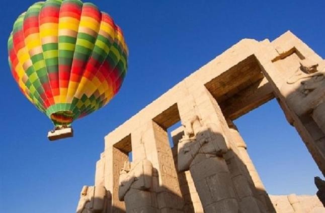 مصرع سيدة  وإصابة 12 آخرين في حادث سقوط منطاد سياحي بالأقصر