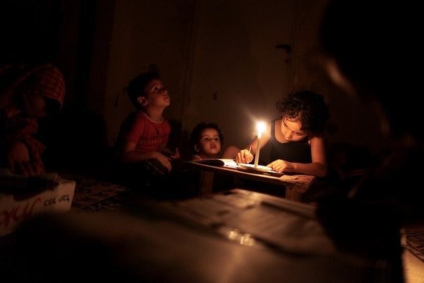 الطاقة بغزة: حكومة الحمدالله مستفيدة من أزمة الكهرباء في القطاع
