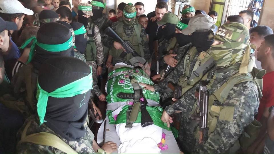 بالفيديو والصور: جماهير غفيرة تُشيّع جثمان شهيد "القسام" برفح