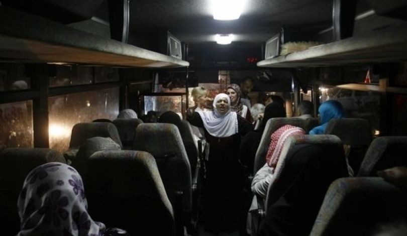 120 عائلة مقدسية تتوجه لزيارة أبنائها الأسرى في سجني "نفحة والنقب"