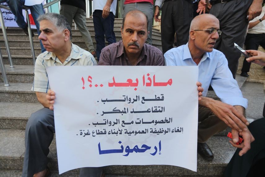 عشرات الموظفين يحتشدون أمام مقر هيئة التقاعد رفضاً لقرار إحالتهم للتقاعد المبكر