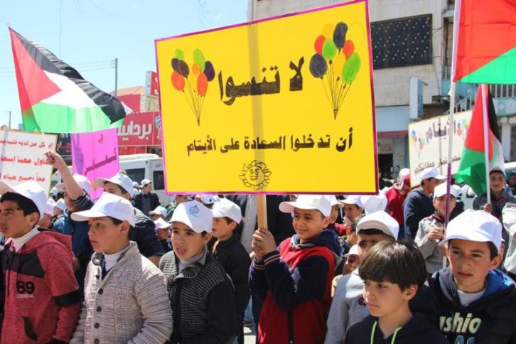 مسيرة تضامنية بمناسبة يوم "اليتيم" العربي بالخليل