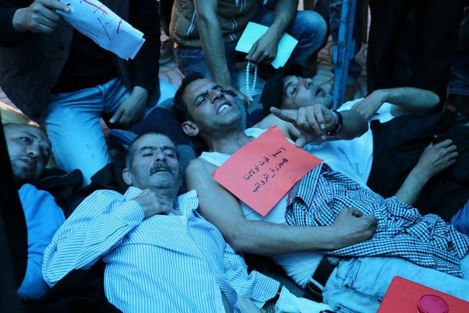 إصابات بالإغماء خلال اعتصام لموظفي السلطة بساحة الجندي المجهول وسط غزة