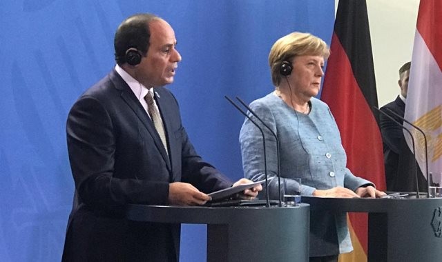 السيسي وميركل يبحثان أوضاع "غزّة" وسُبل التوصل إلى حل الدولتين