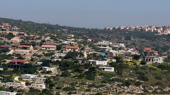 مستوطنون يخططون لبناء بؤرة استيطانية جديدة في الخليل