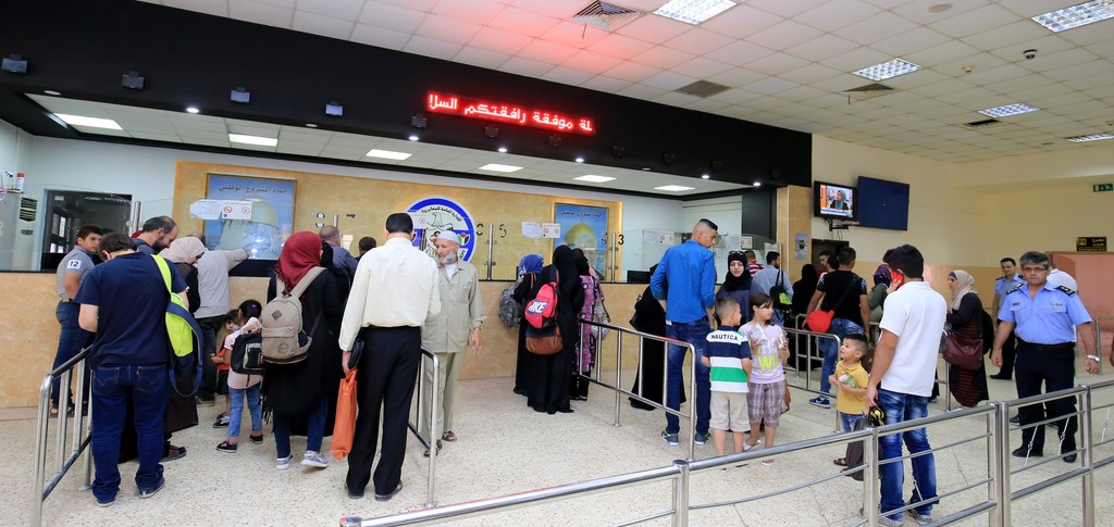 الاحتلال يمنع "8" مواطنين من السفر عبر الكرامة