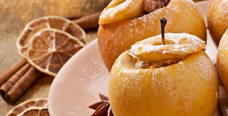 التفاح المخبوز بالعسل والجوز