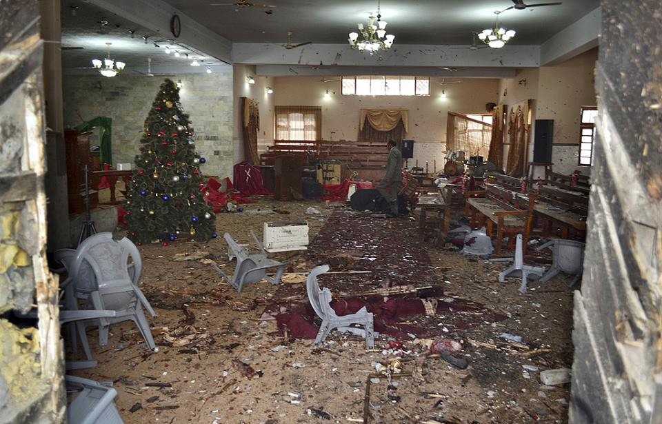 بالصور: مقتل 5 أشخاص وإصابة آخرين إثر هجوم على كنيسة جنوب غرب باكستان