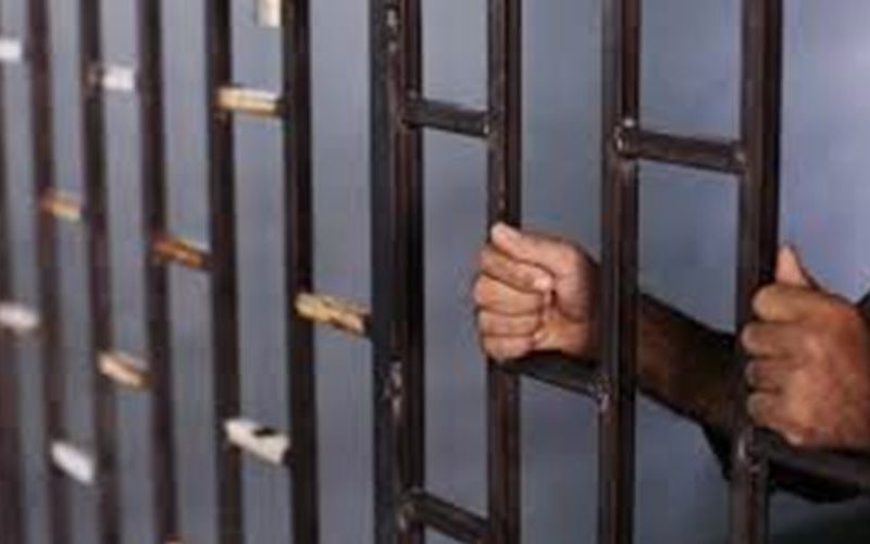 السجن الفعلي وغرامات مالية على مقدسيين وتمديد توقيف آخرين