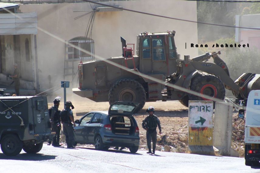 بالصور| الاحتلال يجرّف أراضٍ في منطقة خرسا بالخليل