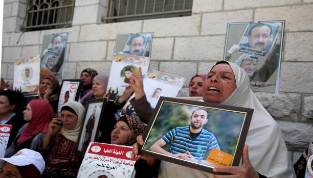 اعتصام برام الله للمطالبة بإنقاذ حياة الأسرى المرضى