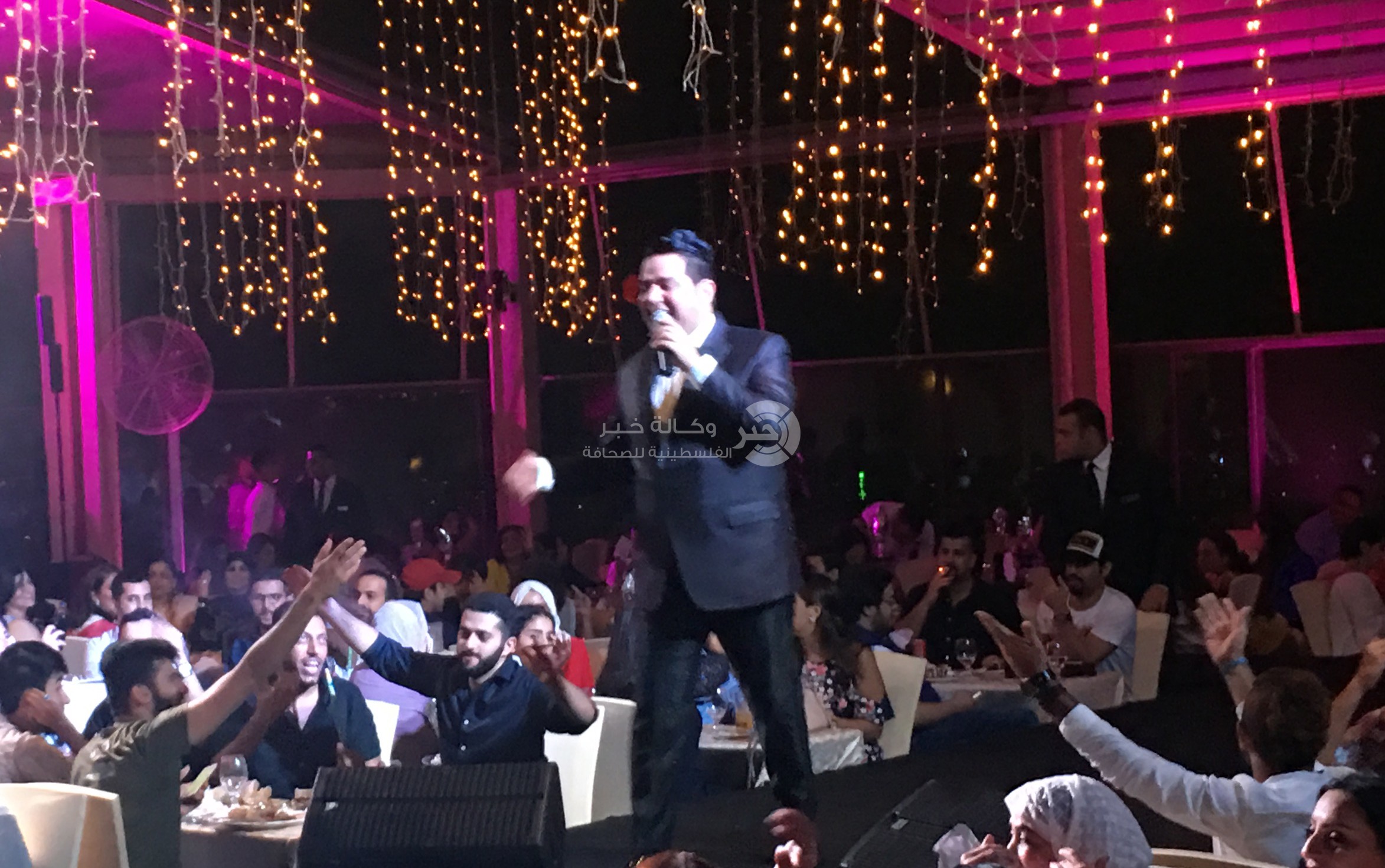 بالصور: حاتم العراقي يبحر بين قديمه وجديده في حفله الجماهيري بالقاهرة