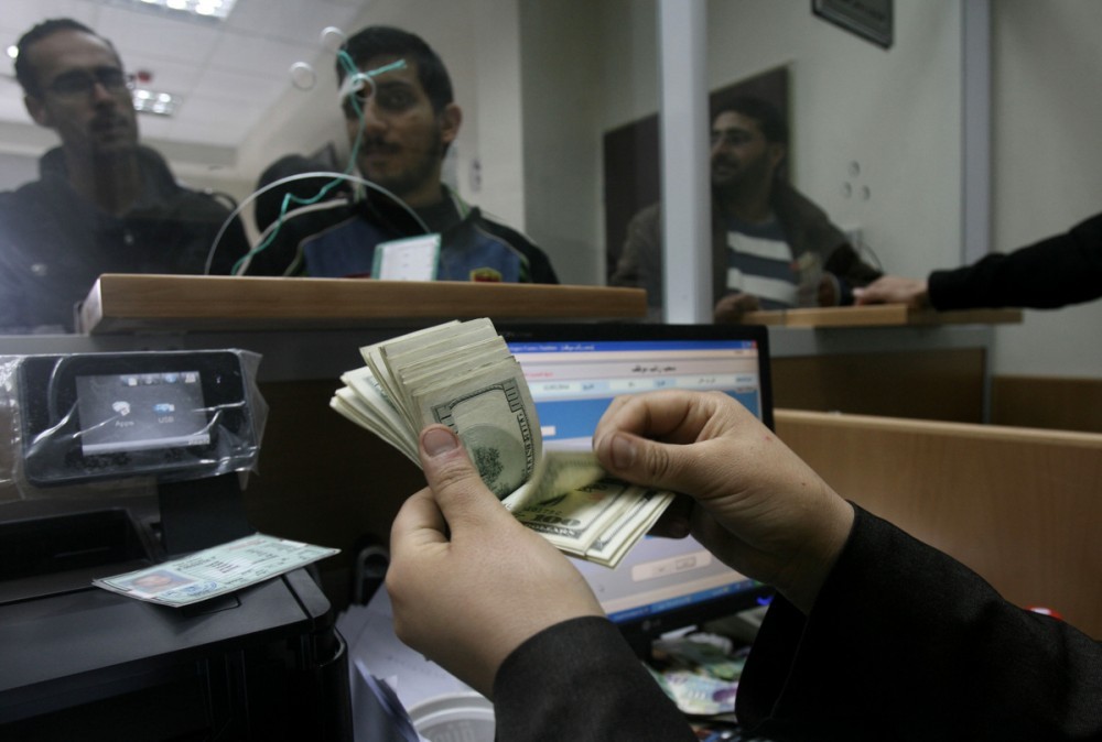 وزير المالية: من الصعب إدراج الموظفين بغزة على سلم رواتب السلطة