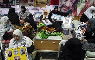 بيت لحم: 15 من أمهات الأسرى شرعن بالمبيت في خيمة التضامن