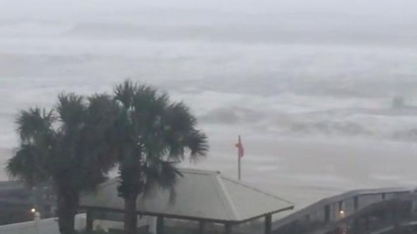 الإعصار "نيت" يضرب ساحل الخليج الأمريكي