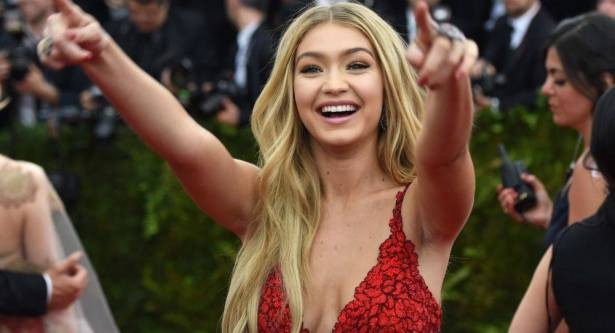 جيجي حديد تعتذر لجمهورها بسبب غلاف مجلة مثير للجدل