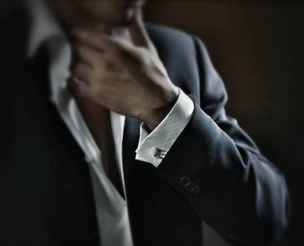 بالصورة : نجم تركي يعترف بعلاقة مع امرأة تصغره بـ20 عاماً وحمل بلا زواج!