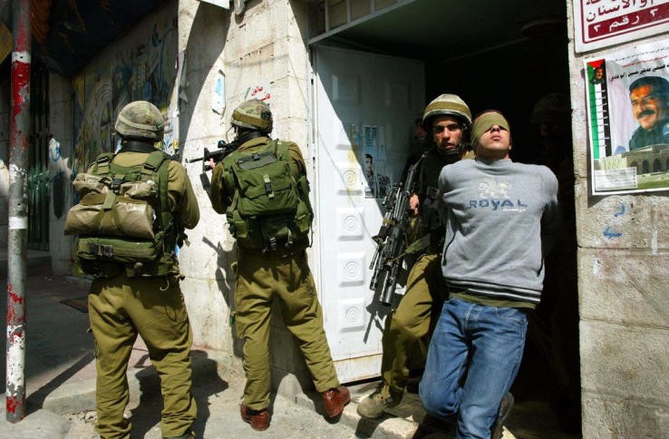 بالأسماء: حملة اعتقالات بالضفة والقدس تطال 12 مواطناً