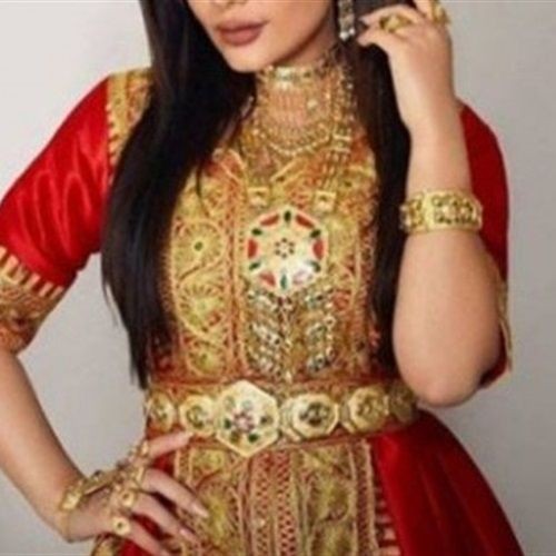 فنانة خليجية تغطي جسدها بالذهب فنانة 