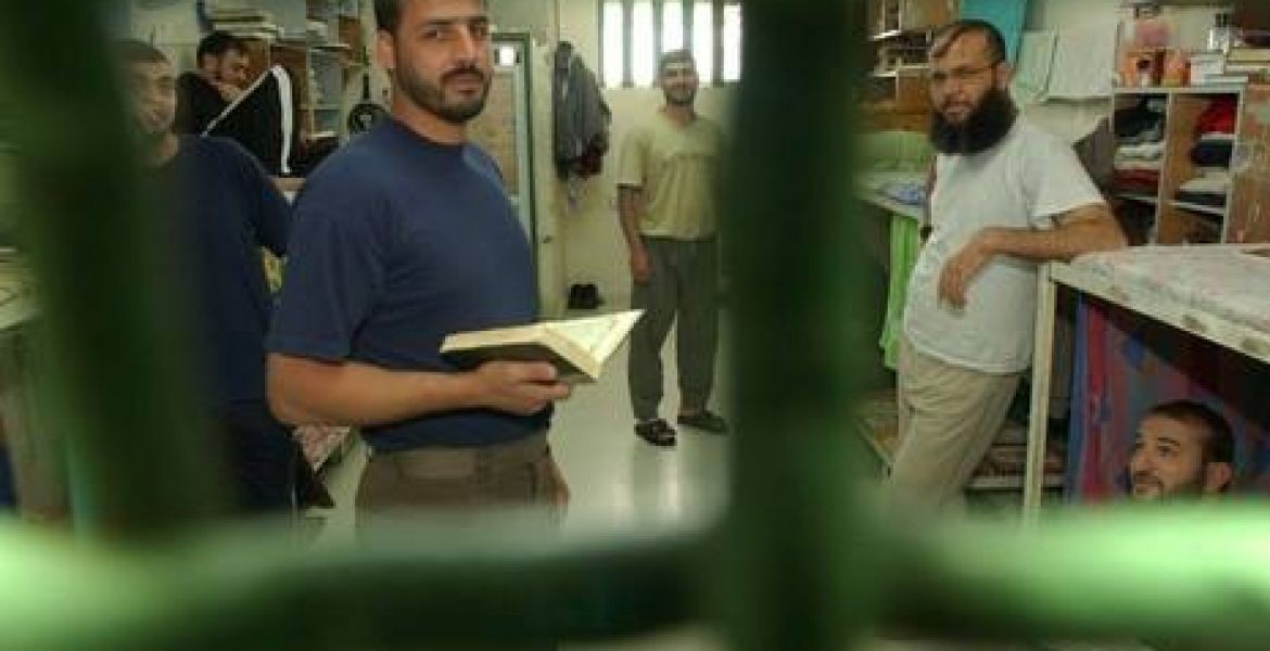 الاحتلال يحرم 900 أسير من الالتحاق بامتحان الثانوية العامة