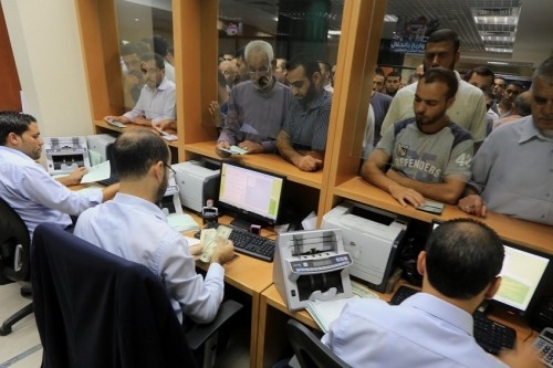 صرف رواتب موظفي غزة بنسبة 60% الأحد المقبل